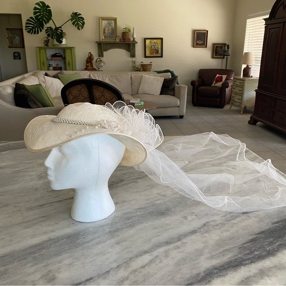 Vintage Wedding Veil Hat  Bride Lace Tulle Vail Cream pearls Roses main image 9